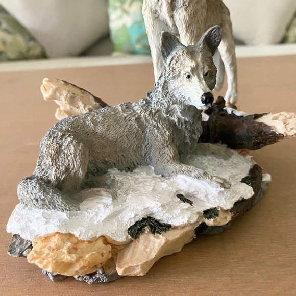 Howling And Sitting Wolves Figurine Sculpture - Picture 8 of 12